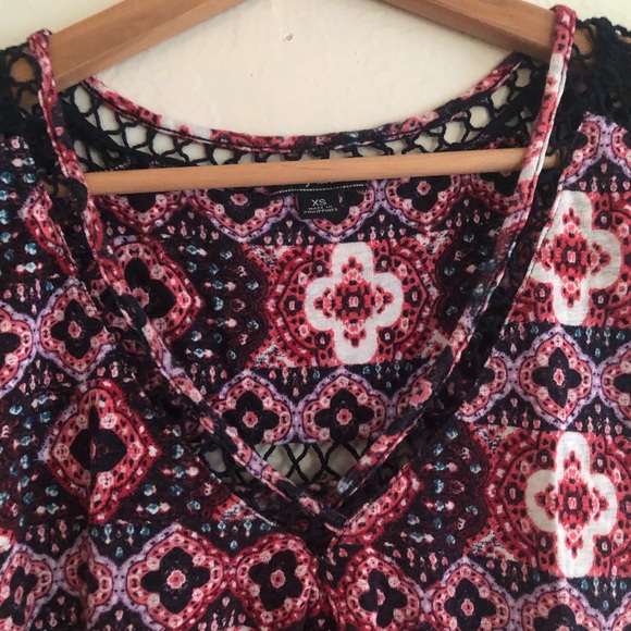 Lucky Brand abstract print red top with crocheted black  inset size XS - Picture 2 of 8